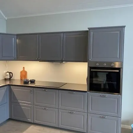 Ny Rorbu Ved Sjoen, Sentralt Pa Sunnmore