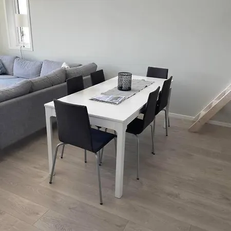 Ny Rorbu Ved Sjoen, Sentralt Pa Sunnmore