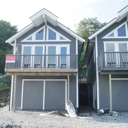 Ny Rorbu Ved Sjoen, Sentralt Pa Sunnmore *