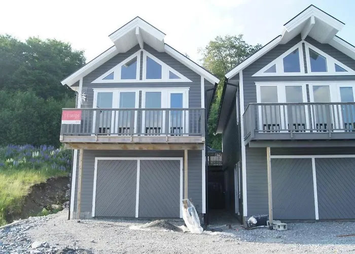 Ny Rorbu Ved Sjoen, Sentralt Pa Sunnmore *