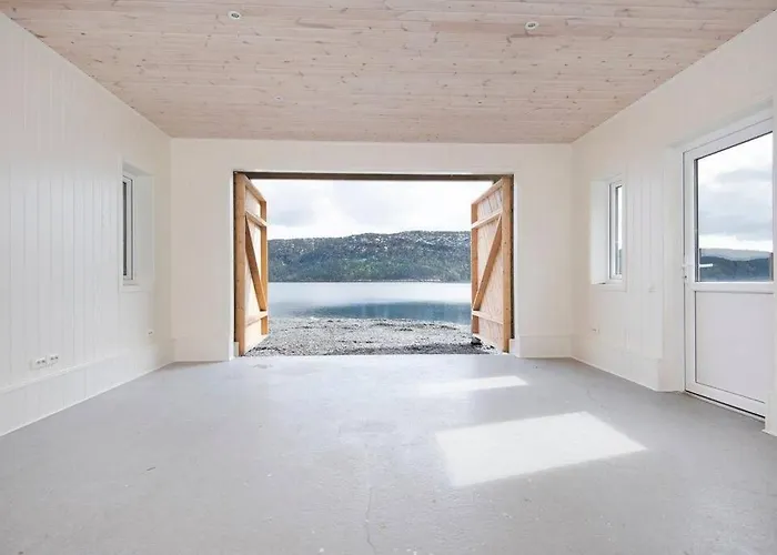 Ny Rorbu Ved Sjoen, Sentralt Pa Sunnmore Tatil Evi